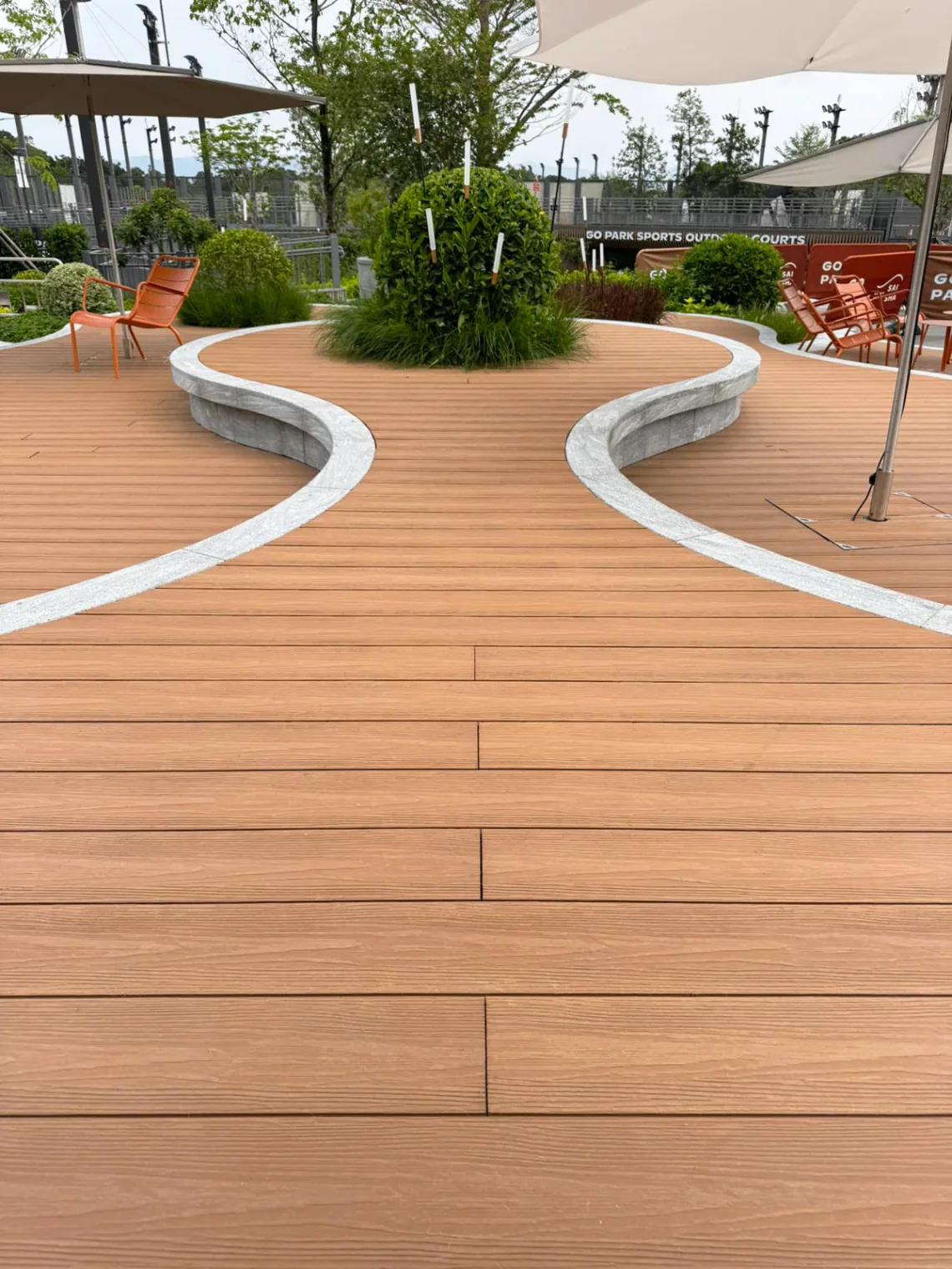 Närbild på Exterpark Tech Nexus Amber trall med natursten som kantavgränsning