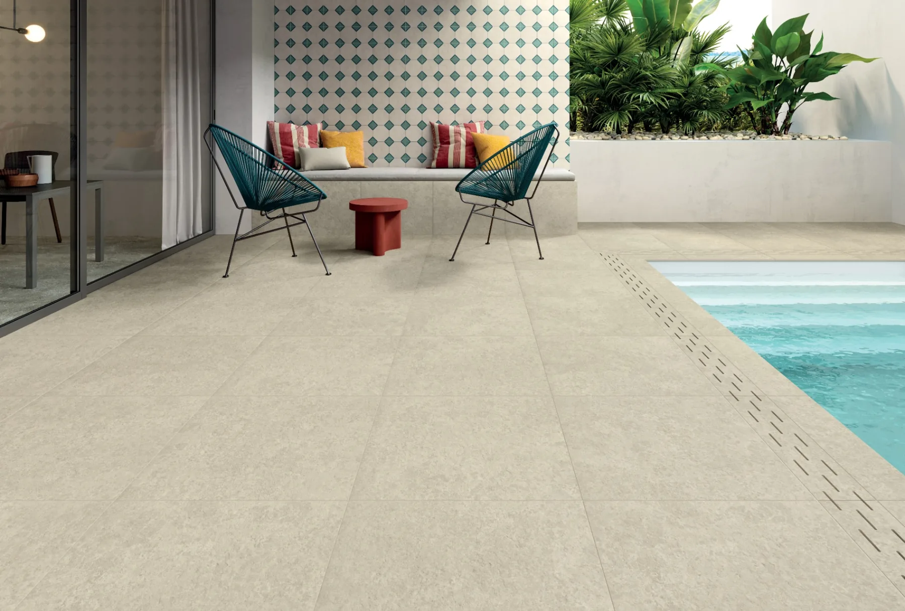 Ljus beige granitkeramik 20 mm som poolkant och uteplats med sittbänk