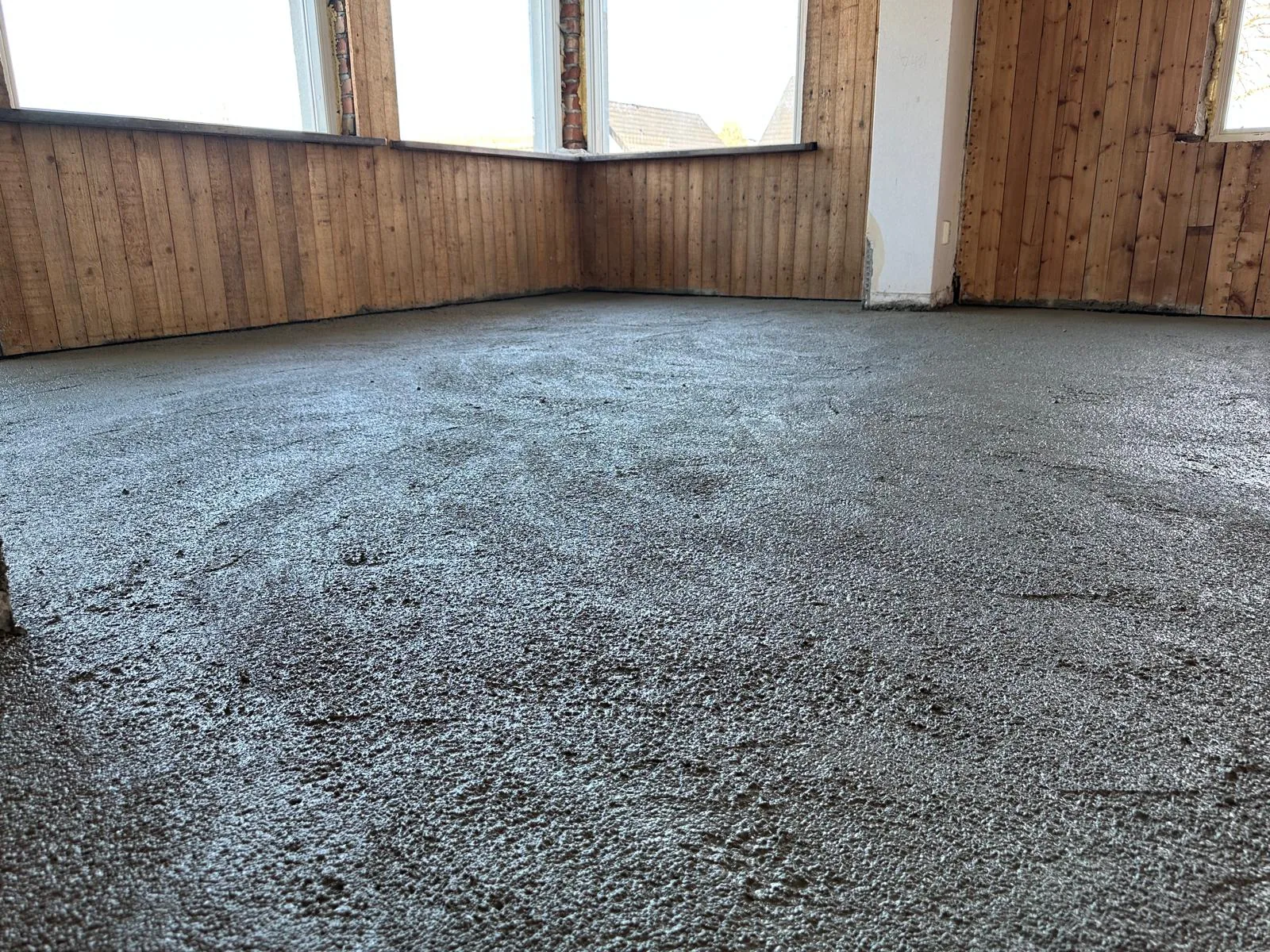 Nyfärdigt flytspacklat betonggolv i renoveringsprojekt