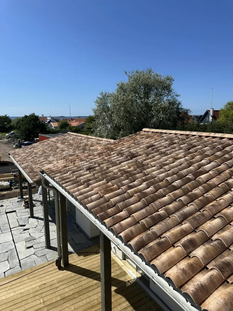 Nylagt tak av Tognana italienskt lertegel med utsikt mot Kattegatt.