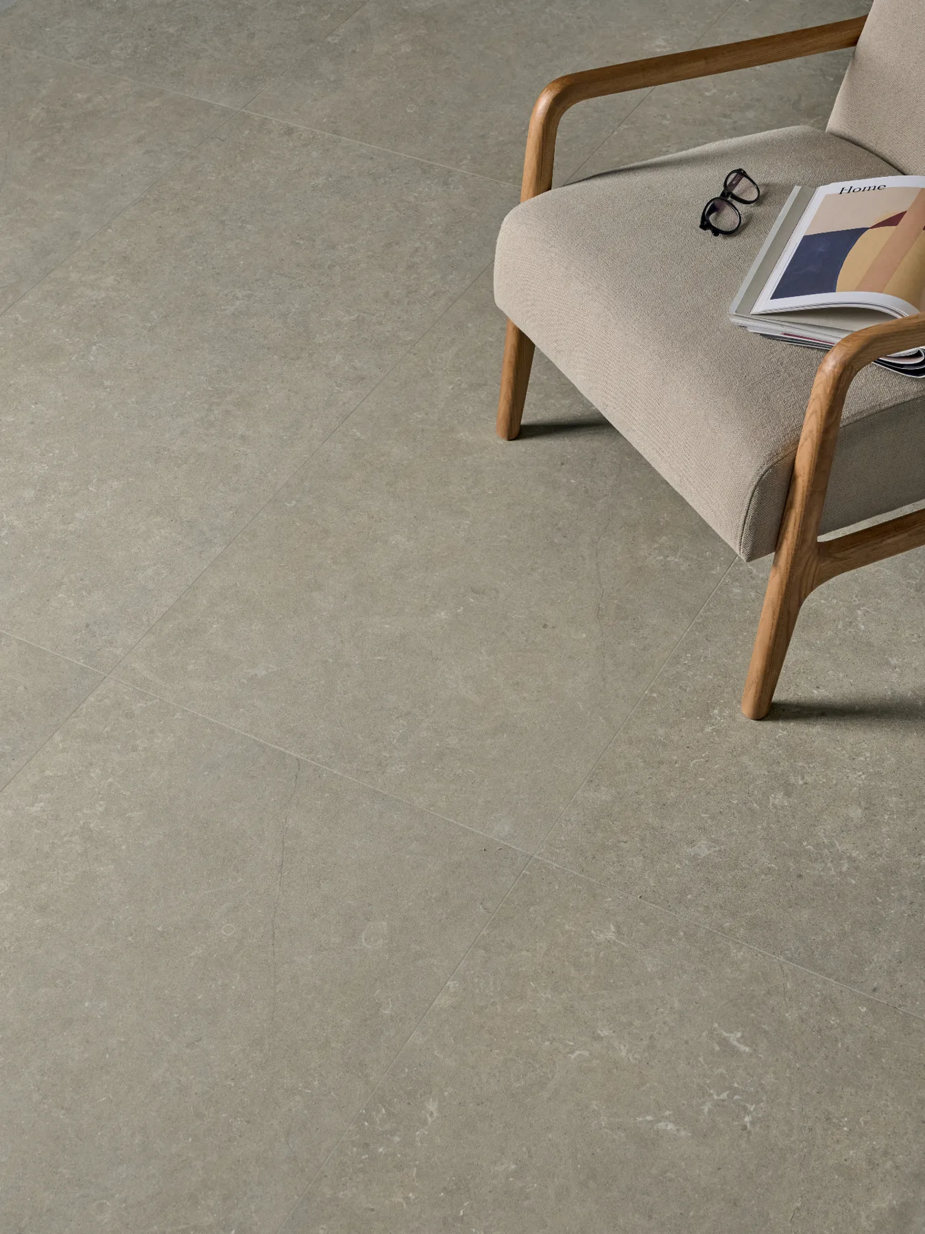 Marca Corona Arkistyle Fossil som golv i stenlook med fåtölj