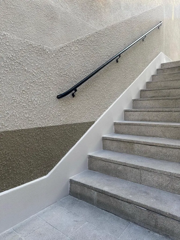 Fasadputs i trapphus, referensprojekt med strukturputs och granittrappa