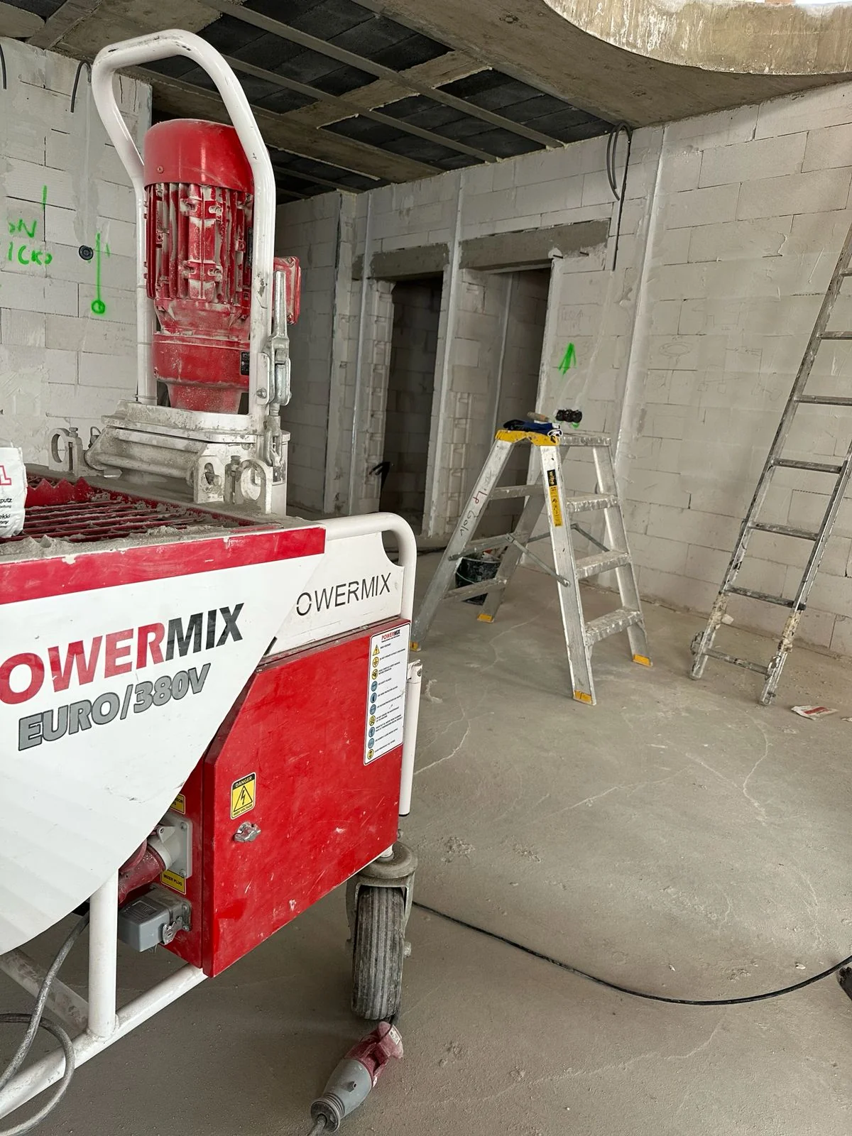 Powermix Euro 380V uppställd på byggplats med lättbetongväggar