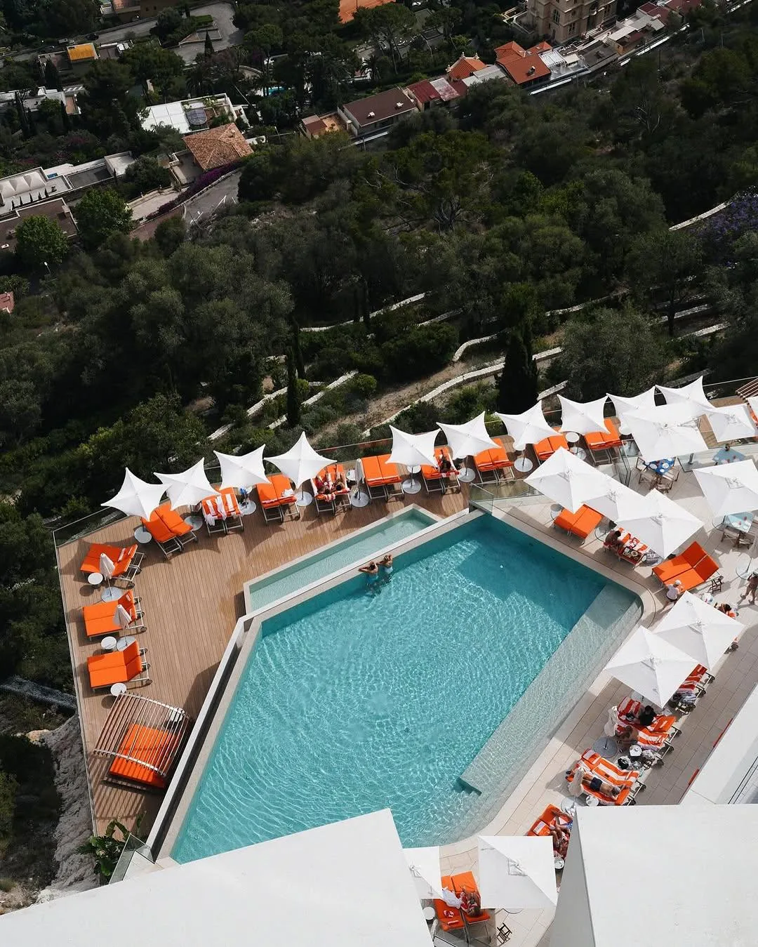 Översiktsbild på hotellpool med däck lagt i Exterpark Tech Supreme trall