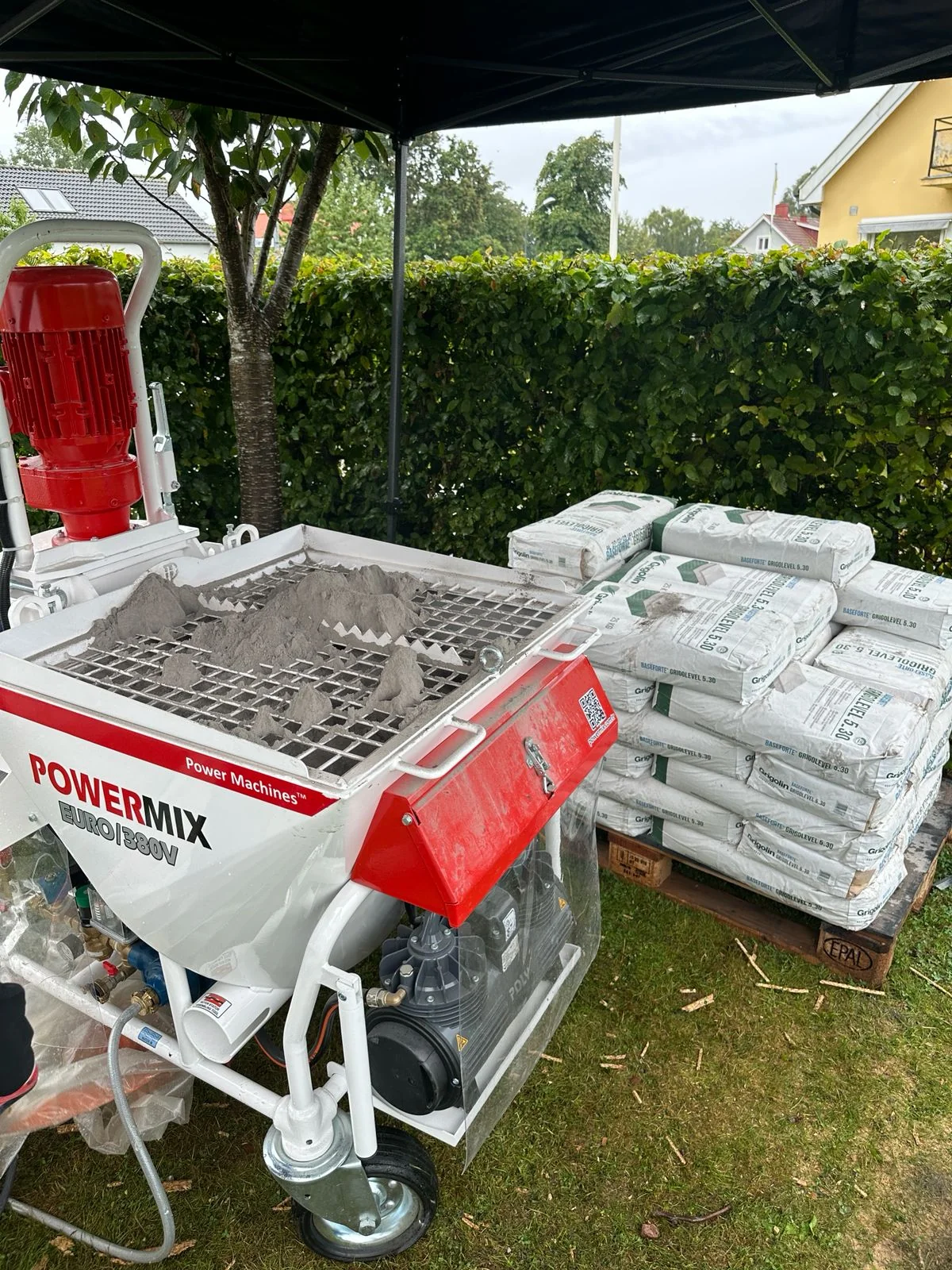 Powermix Euro 380V utomhus med Grigolin-säckar på pall