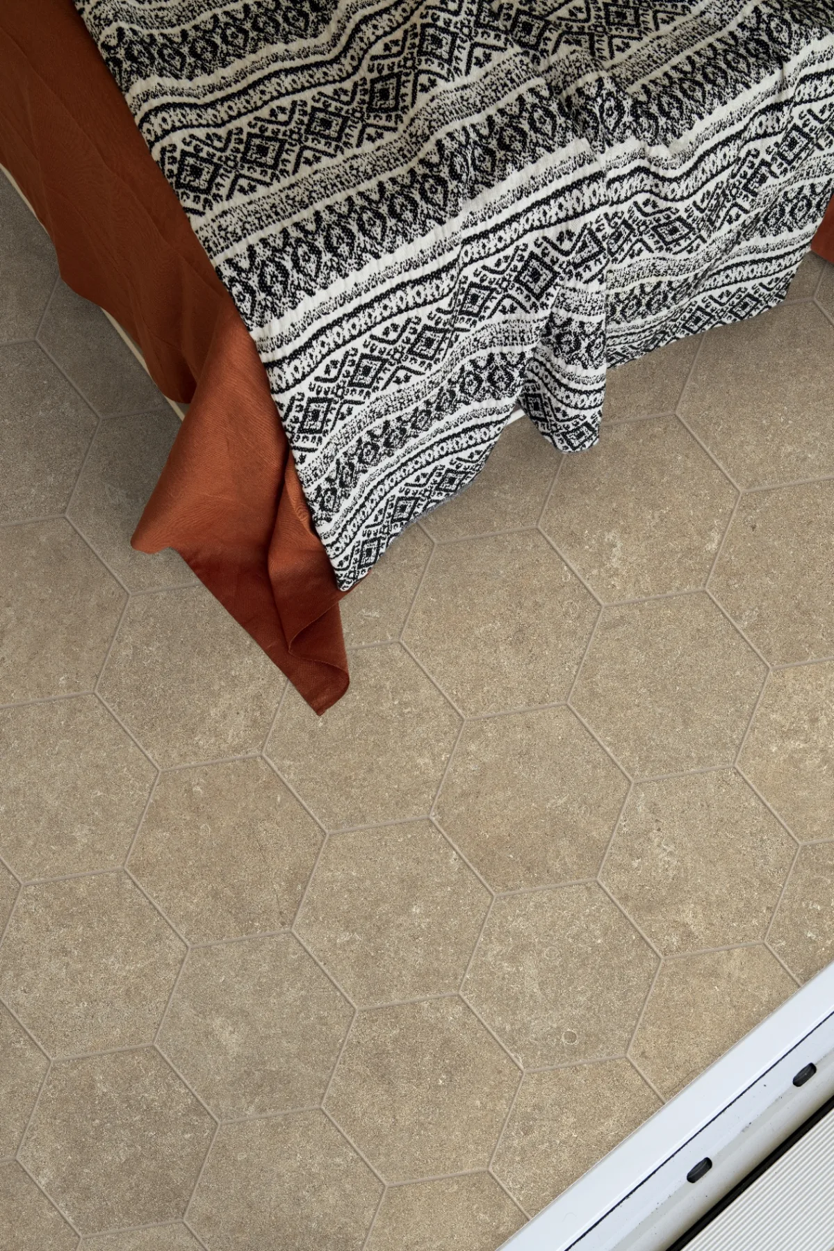 Arkistyle Earth i hexagonformat Esagona som golv i sovrum