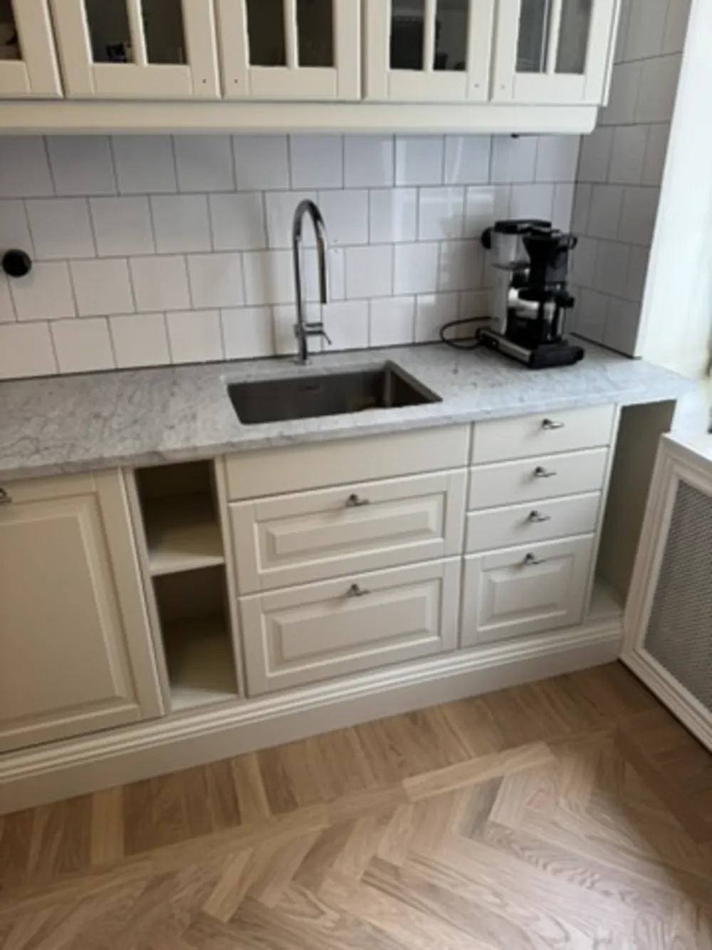 Bänkskiva i ljus natursten med marmorering i klassiskt kök