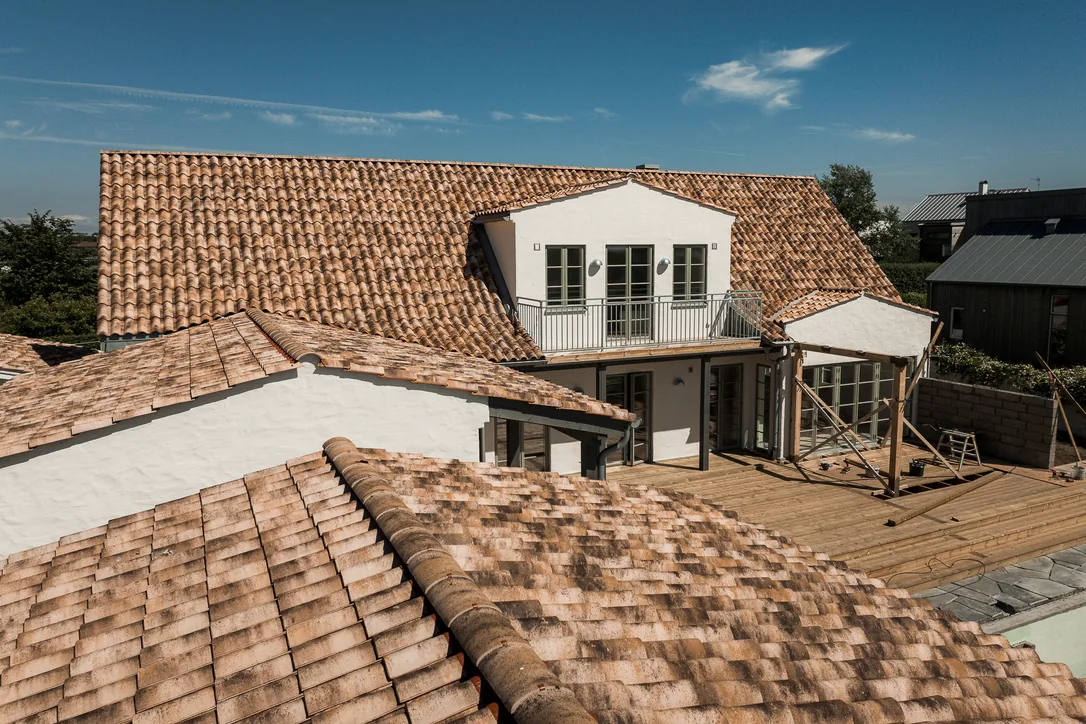 Villa med italienskt tegeltak i patinerad terrakotta