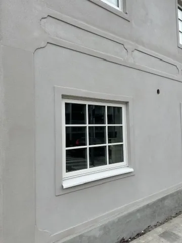 Fasadrenovering med profilerad omfattning kring fönster