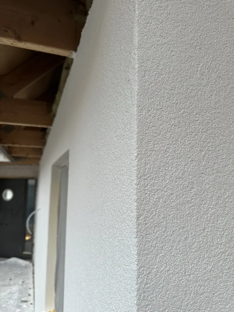 Färdigsprutad spritputs på innervägg under pågående tillbyggnad